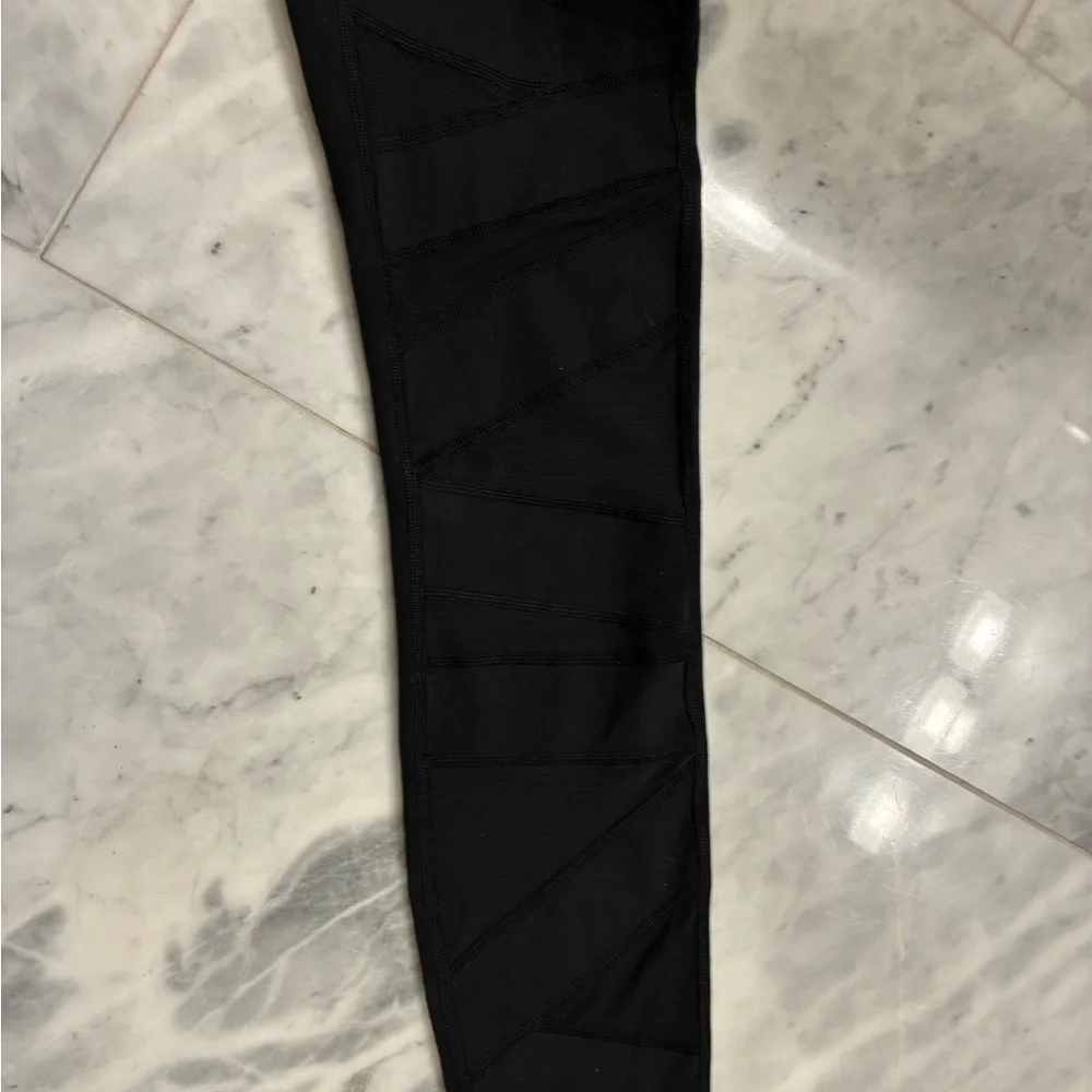 Lululemon Wunder Under High Rise Tech Mesh Cutout Leggings. Like New! Size 4 - Picture 5 of 6
